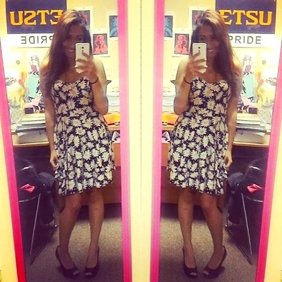 SOLD    COTTON ON Black & White Daisy Flowy Sun Dress 🌼 - Picture 2 of 10